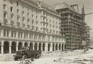 Warenhaus "Howa" : Dresden-Altstadt. Altmarkt. Blick über Baustelleneinrichtungen gegen Wohn- und Geschäftshäuser und Warenhaus "Howa" ((1955/1956; A. Künzer, R. Erler) während der Erbauung). Blick nach Nordwesten