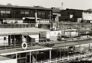 Dresden-Neustadt. Winterhafen der Weißen Flotte Dresden. Teilansichten der Personen-Seitenraddampfer "Pirna" (1898, Werft Blasewitz) und "Junger Pionier" (1898, Werft Blasewitz), im Hintergrund Kai und Lagerschuppen des ehemaligen Verkehrshafens