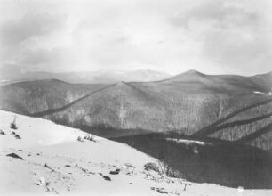 Gebirgslandschaft : Blick über eine schneebedeckte Gebirgslandschaft.