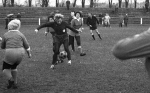 Fußballspiel zwischen den Frauen des Fußballvereins Daxlanden und des Fußballclubs Albsiedlung.