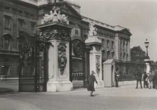 London. Straßenbild mit Buckingham Palace (1846 Umbau)