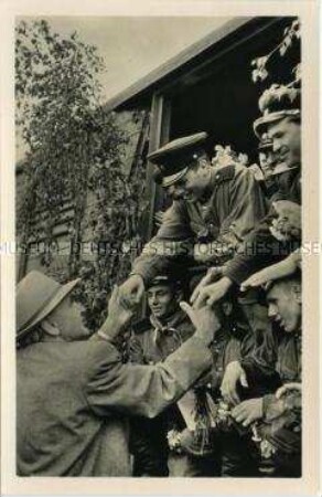 Heinrich Rau bei der Verabschiedung des 136. sowjetischen Garde-Panzerregimentes am Bahnhof Brückfeld