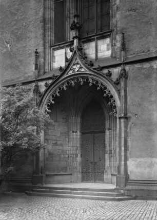 Kaiserdom Sankt Bartholomäus — Westturm — Portal