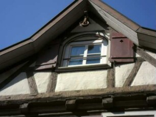Stadtbild-Im Zwinger-Haus Nr 31- Ansicht über Giebelseite - Fachwerk in Riegelbauweise-Giebelbereich mit ehemaliger Ladeluke und Seilwindenrad im Detail