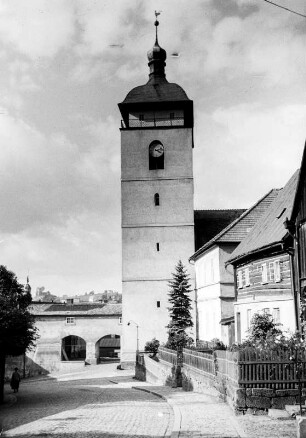 Böhmisch Kamnitz : Böhmisch Kamnitz (Ceska Kamenice/Tschechische Republik). Kirchturm der katholischen Kirche St.-Jakob der Ältere von der Neuen Gasse gesehen. Links neben dem Turm das alte Stadttor. Der Kirchturm war im Mittelalter Teil der Stadtmauer und wurde bei Umbau der Kirche in diese miteinbezogen