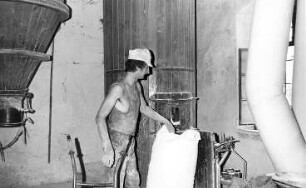 Triebischtal-Tanneberg. Dammmühle, Hennig Reuschel bei der Arbeit