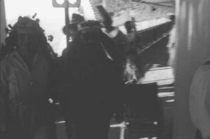 Äquatortaufe an Bord des Dampfers Usaramo : Portrait von Passagieren und Crew die sich als Meeresgötter verkleidet haben