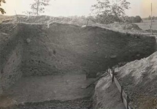 Brohna. Schanze (um 1000). Grabung der Innenflächen 3 und 7 mit Resten der Horizontalbalken