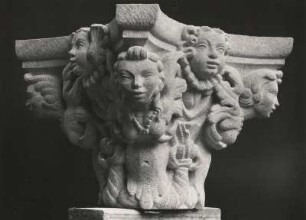 Görlitz. Rathaustreppe. Schmucksäule, Kapitell. Schlesischer Sandstein. Werkstatt Werner Hempel, Dresden. Nach Fotos rekonstruiert 1952, Kurz vor der Fertigstellung
