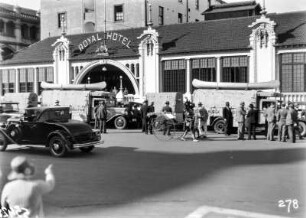 Royal-Hotel, Durban : Fahrzeuge der Afrika-Expedition vor dem Royal-Hotel, 1931