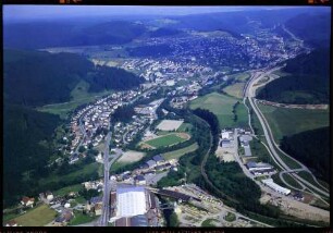 Neustadt: Umgehungsstraße Neustadt, links Ort
