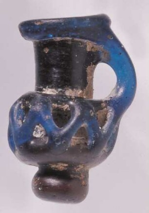 Miniatur-Henkelkanne aus Glas