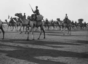 Soldaten : Bewaffnete Kolonialsoldaten auf Kamelen.