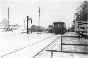 Bahnhof Gammertingen um 14.15 Uhr, Wasserkran stand von 1912 - 1979, Diesellok V82 mit Schienenbus, MAN-Triebwagen nach Sigmaringen, Triebwagen-Anhänger von 1934 von Zug T19 Eyach - Gammertingen