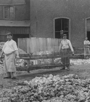 Transport der Walzen zum Streckofen : Technikgeschichte | Technologie | Glasfabrikation | Tafelglas | auf deutsche Art