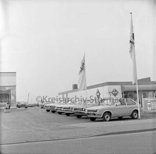 Autohaus König: Hamburger Straße: Opel-Vertretung: 50-jähriges Jubiläum: Ausstellung verschiedener Modelle: hinten Pkws: hinten rechts Aral-Tankstelle