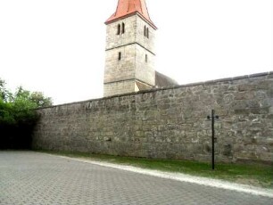 Ansicht von Ostnordosten mit Kirche (im Kern 14 Jh) über Kirchhofmauer (Steinbrüstung des Wehrgangs mit Schießscharten erhalten-hölzerner Laufgang und Regendach im 18 Jh entfernt)