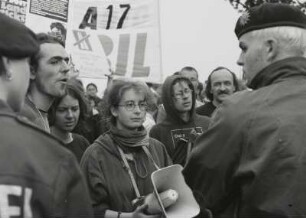 Offizieller Baubeginn für die Bundesautobahn 17 am 21.08.1998 am künftigen Autobahndreieck Dresden-West. Demonstranten kontra Autobahn mit Plakaten und Megafon, im Vordergrund zwei Polizisten : Dresden. Offizieller Baubeginn für die Bundesautobahn 17 am 21.08.1998 am künftigen Autobahndreieck Dresden-West. Demonstranten kontra Autobahn mit Plakaten und Megafon, im Vordergrund zwei Polizisten