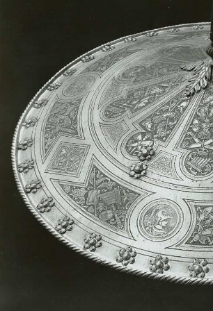 Rundschild : Rundschild. Italien, 1581/1600. Eisen, schwarzlotgeätzt, Messing, vergoldet; Durchmesser 58,5 cm, Gewicht 4100 g. Staatliche Kunstsammlungen Dresden (SKD), Rüstkammer N 0137