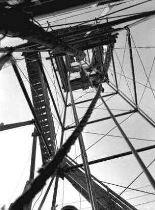 Blick hinauf in einen Bohrturm