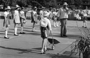 Modenschau von Schülerinnen der Volksschule Pfaffenrot im Karlsruher Stadtgarten über die im Handarbeitsunterricht angefertigten Kleidungsstücke.