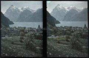 Das Dorf Sisikon am Urnersee im Kanton Uri an der Axenstraße