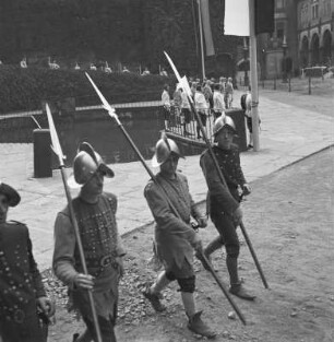 Turnierspiele 1936 : Dresden, Stallhof, Turnierspiele. Gruppe vom Aufzug der Hellebardiere