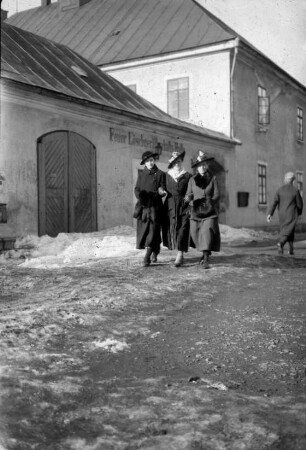 Drei Damen vor der Firmenhalle in Pleil (Böhm.)