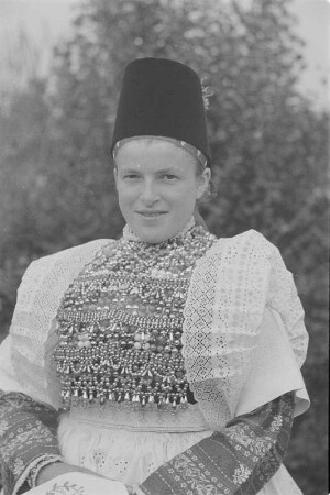 Brautjungfer in Hoyerswerdaer Tracht. : Družka we Wojerowskej drasće.