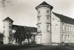 Rheinsberg (Markt). Schloss. Teilansicht von Südwest mit den beiden Rundtürmen und der Galerie