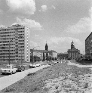 Dresden, Budapester Straße. Blick gegen Datenverarbeitungszentrum, Turm der Kreuzkirche und Rathaus mit Turm