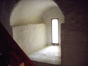 Kirchturm Innen-Mittelgeschoß nach Westen-Schießkammer in der Mauerstärke des Turms mit Schlitzscharte im Detail