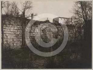 Wallgraben und abgebrochene Böschungsmauer in Löwenberg