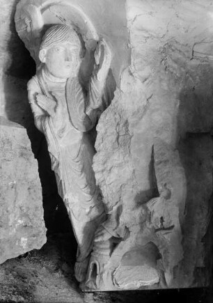Engel mit sitzender Figur