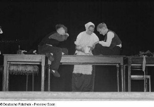Szene aus einer Theateraufführung einer Schülergruppe