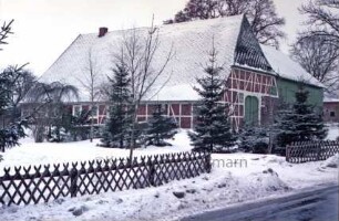 Fischbek: Fachhallenhaus: Traufseite mit Wohn- und Wirtschaftstrakt: an Straßenseite Giebelfront Wirtschaftstrakt mit Scheunentor: rechts angeschlossene Drempelscheune