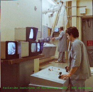 Handhabung von radioaktiven Abfällen durch Fernsteuerung in der Hauptabteilung Dekontaminationsbetriebe (HDB)