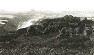 Sächsische Schweiz. Heringsgrund gegen Schrammsteine, Elbtal und Lilienstein. Blick vom Großen Winterberg