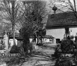 Weil der Stadt. Friedhof. Blick zur Friedhofskapelle