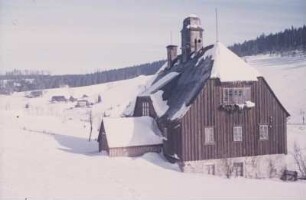Blick auf eine Ortschaft im Erzgebirge im Winter