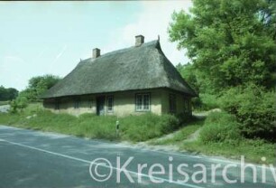 Blumendorf 20: Kate mit Reetdach (auch Napoleon-Kate): Straßenseite mit Eingang