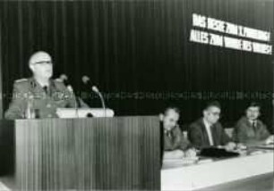 Friedrich Dickel spricht auf einer Veranstaltung zum 10.Parteitag der SED