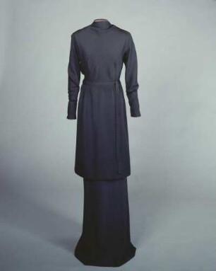 Schmales, schwarzes Kleid mit Stufenrock aus dem Film "Judgment at Nuremberg" (Archivtitel)