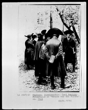 Fotostudie zu "Männer vor der Kirche"