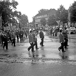 Volks- und Schützenfest: Festumzug: Am Markt: Schützenvereine marschieren, mit Fahnen: an Straßenrändern Zuschauer: im Hintergrund Kreissparkasse, 5. August 1973