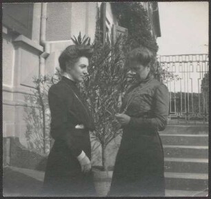 Prinzessin Maria Louise von Baden in einem Gespräch mit Marie Paulcke vor Schloss Kirchberg