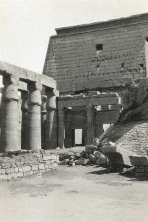 Luxor. Amon-Mut-Chons-Tempel. Erster Hof mit Pylon (19. Dynastie)