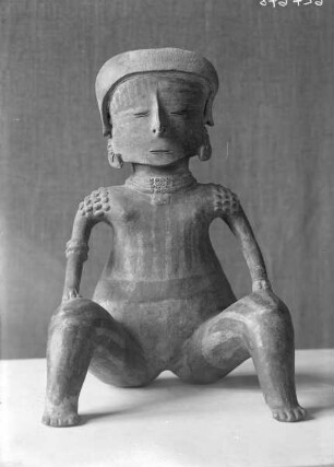 Tonfigur eines Sitzenden