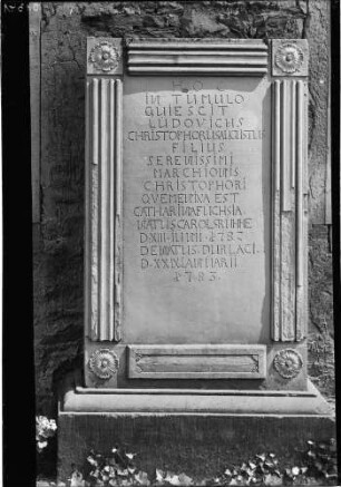 Durlach Alter Friedhof Grabstein an der Torhalle der Kapelle von Ludoncus Christopherus Augustus