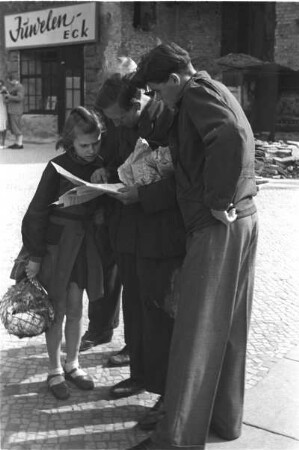 Berlin. Währungsreform in den westlichen Sektoren im Juni 1948. Straßenszene
